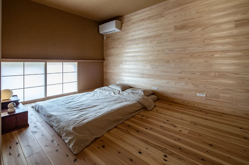 余白と陰影を愉しむ、焼杉と安芸珪藻土の家