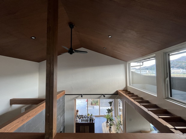 光を採り込み、風が通り抜ける窓