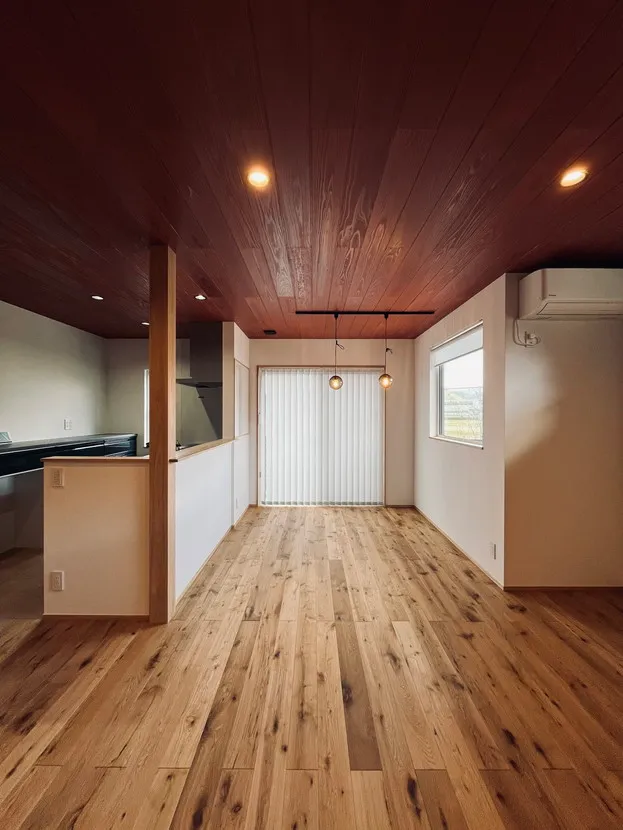風景に映える焼杉の家