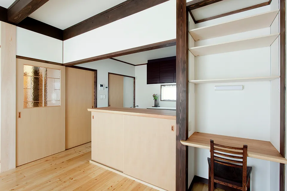 キッチンカウンター、建具、パソコンデスクはオリジナルデザイン。