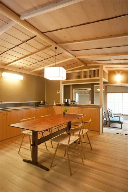 伝統的な数寄屋様式の中に現代生活の快適さを取り入れる工夫がなされる。