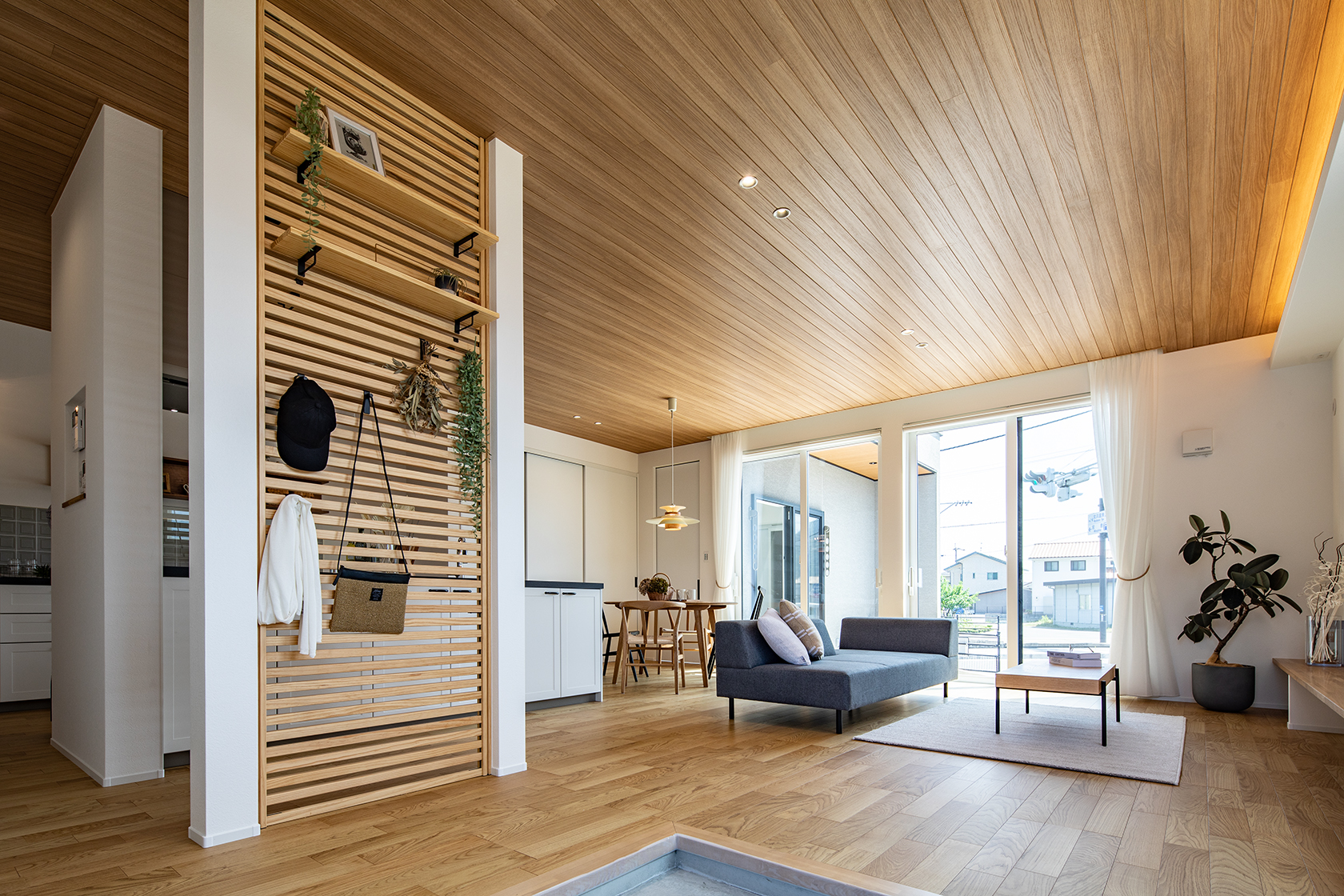 子供がのびのび走り回れる、 外との繋がりを感じるLDK