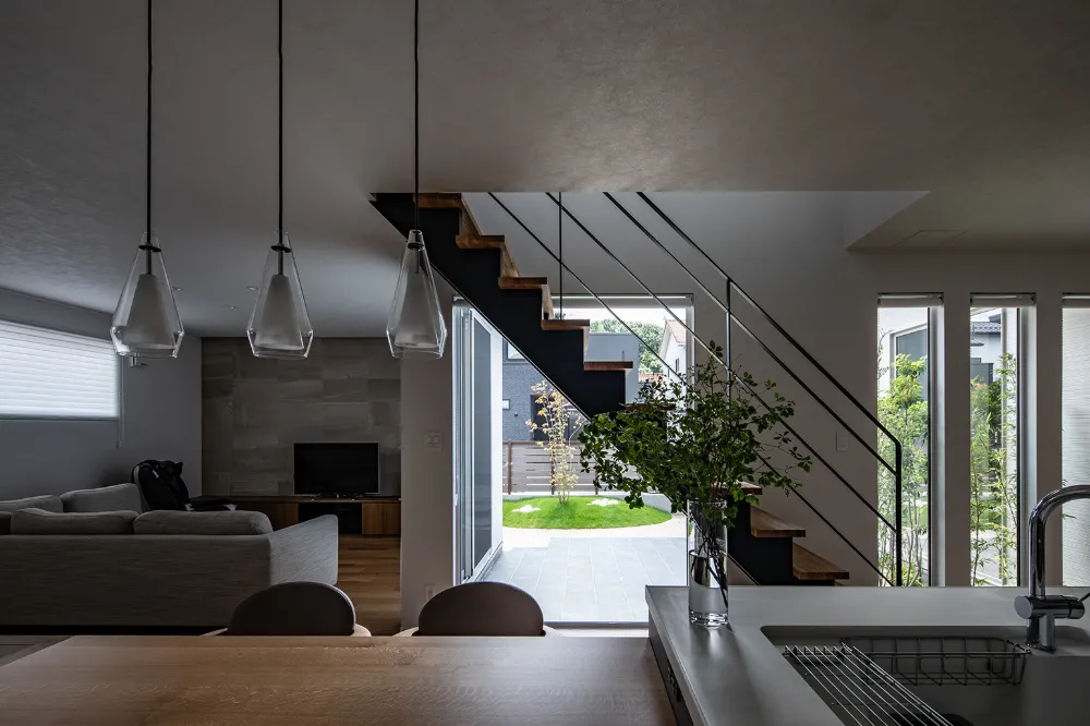 中庭を囲む、光あふれる２世帯住宅