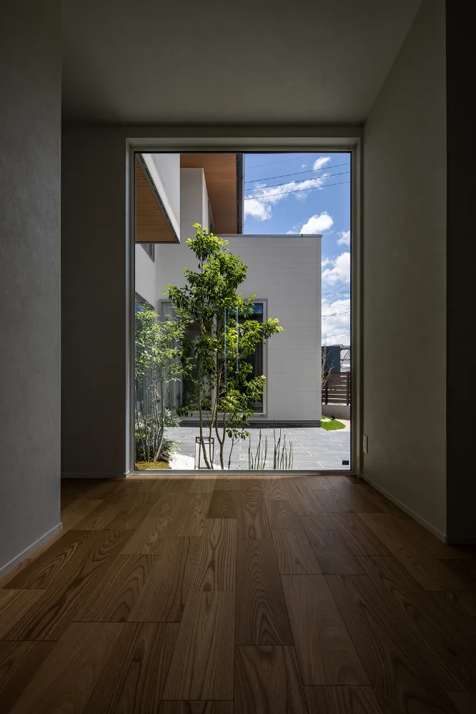 中庭を囲む、光あふれる２世帯住宅