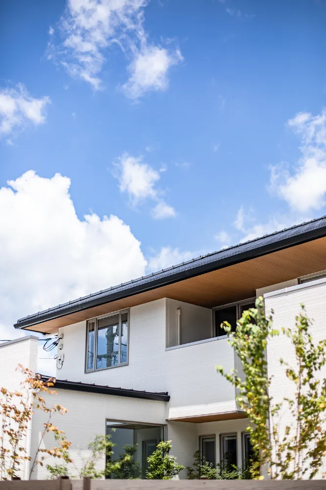 中庭を囲む、光あふれる２世帯住宅