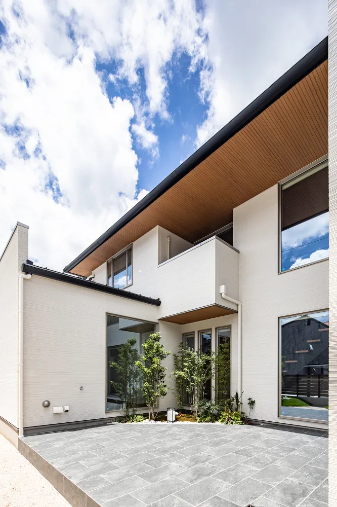 中庭を囲む、光あふれる２世帯住宅