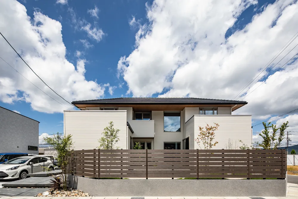 中庭を囲む、光あふれる２世帯住宅