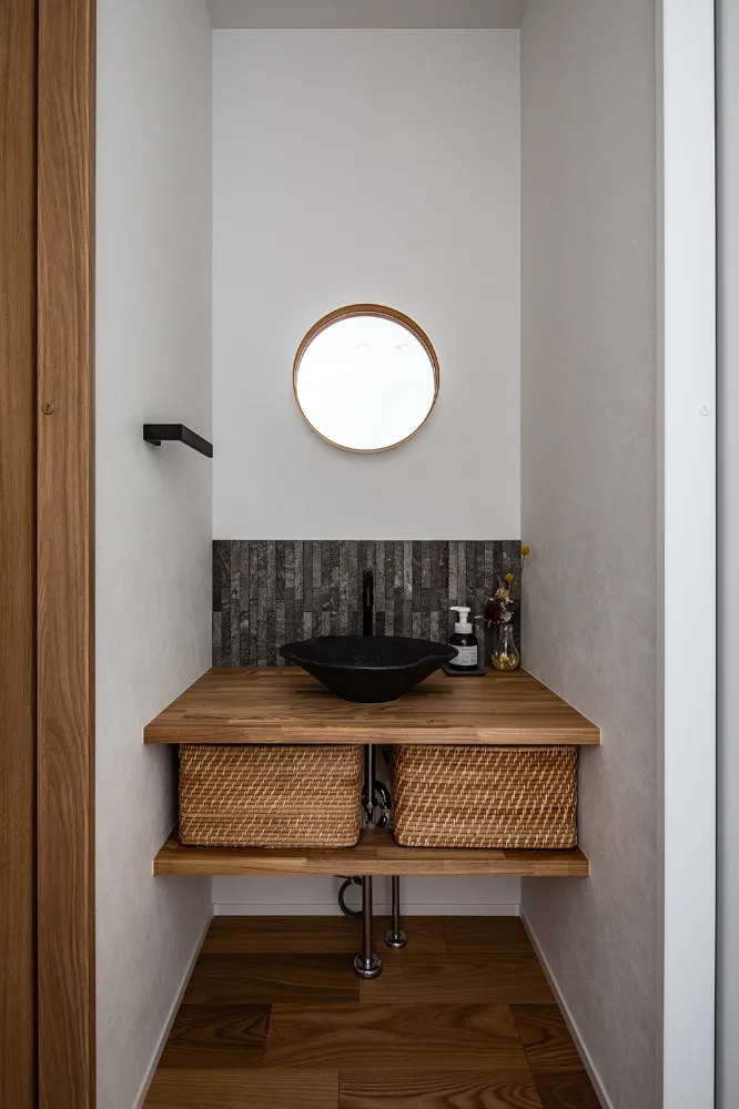 中庭を囲む、光あふれる２世帯住宅