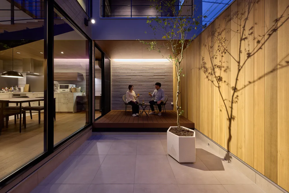 抜け感とプライバシーを両立させた、豊かな自然を堪能する家