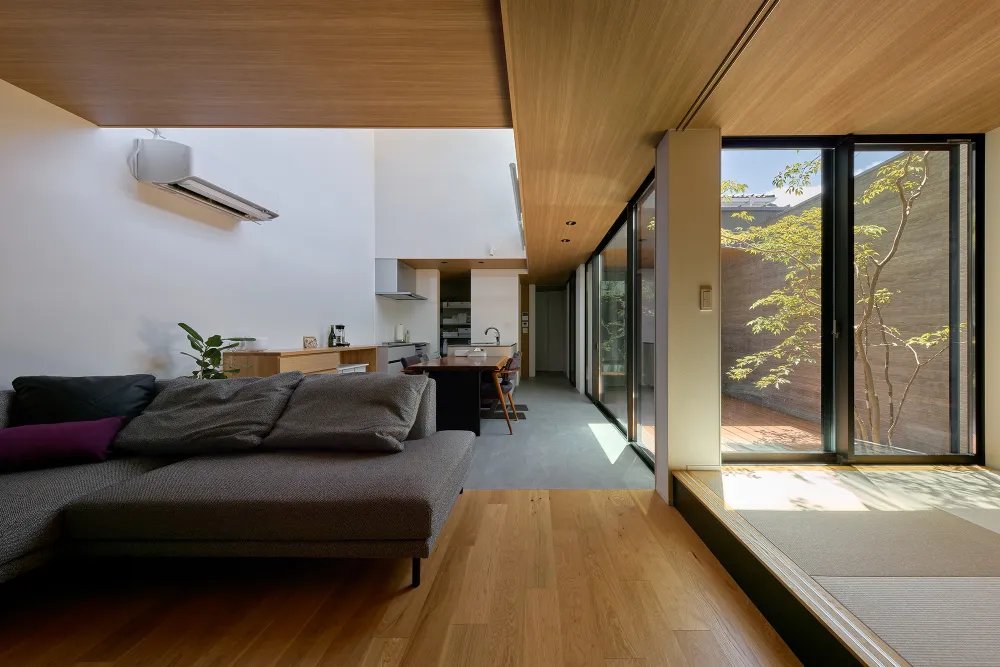 これぞおうちリゾート！青空が広がるコの字型の家