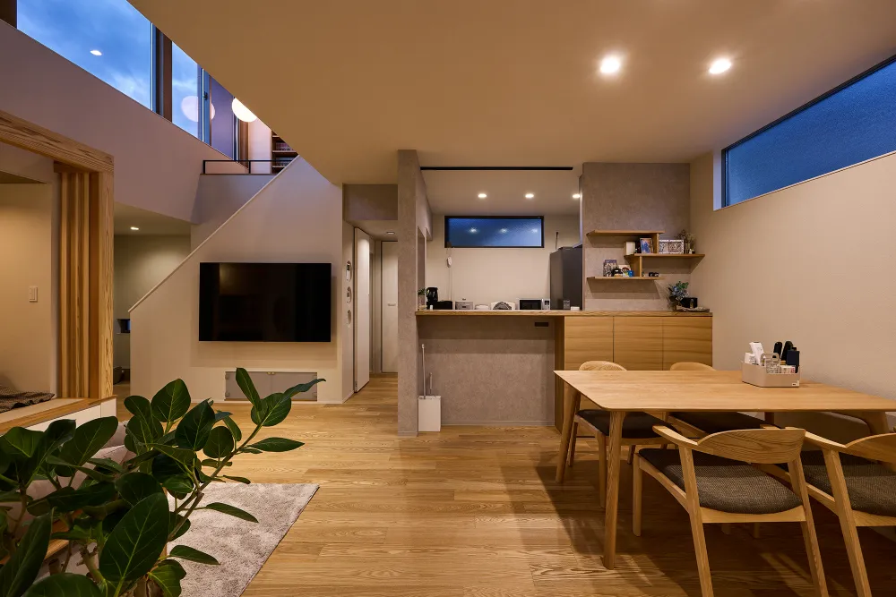 高低差のある景色と青空を 大きな窓から眺める家