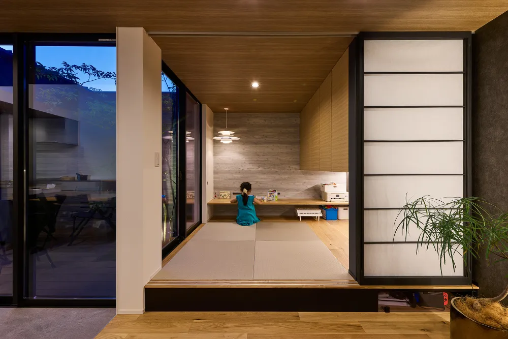 これぞおうちリゾート！青空が広がるコの字型の家