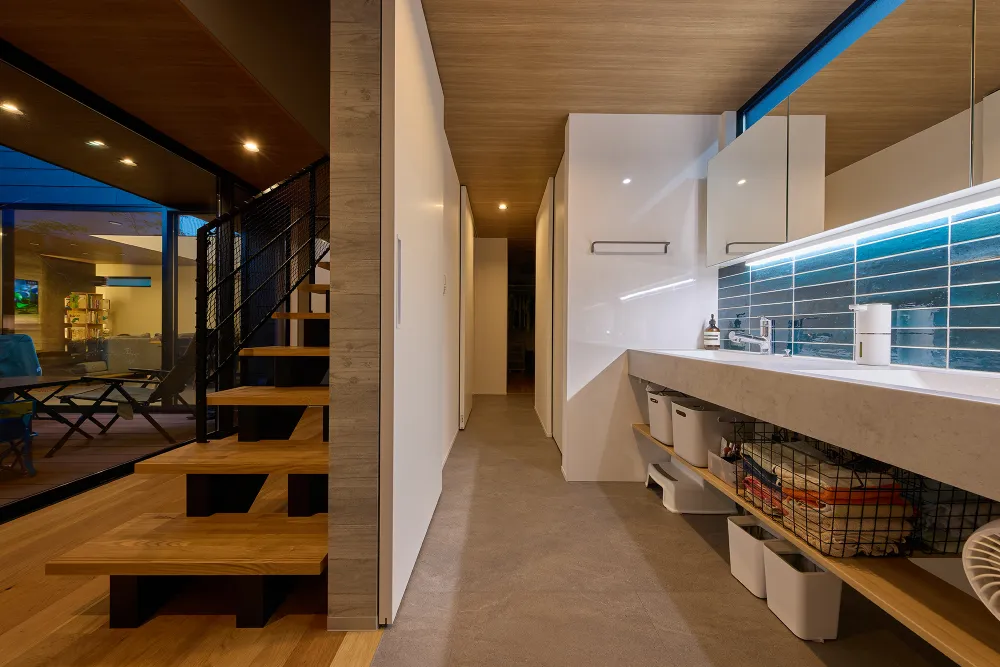 これぞおうちリゾート！青空が広がるコの字型の家