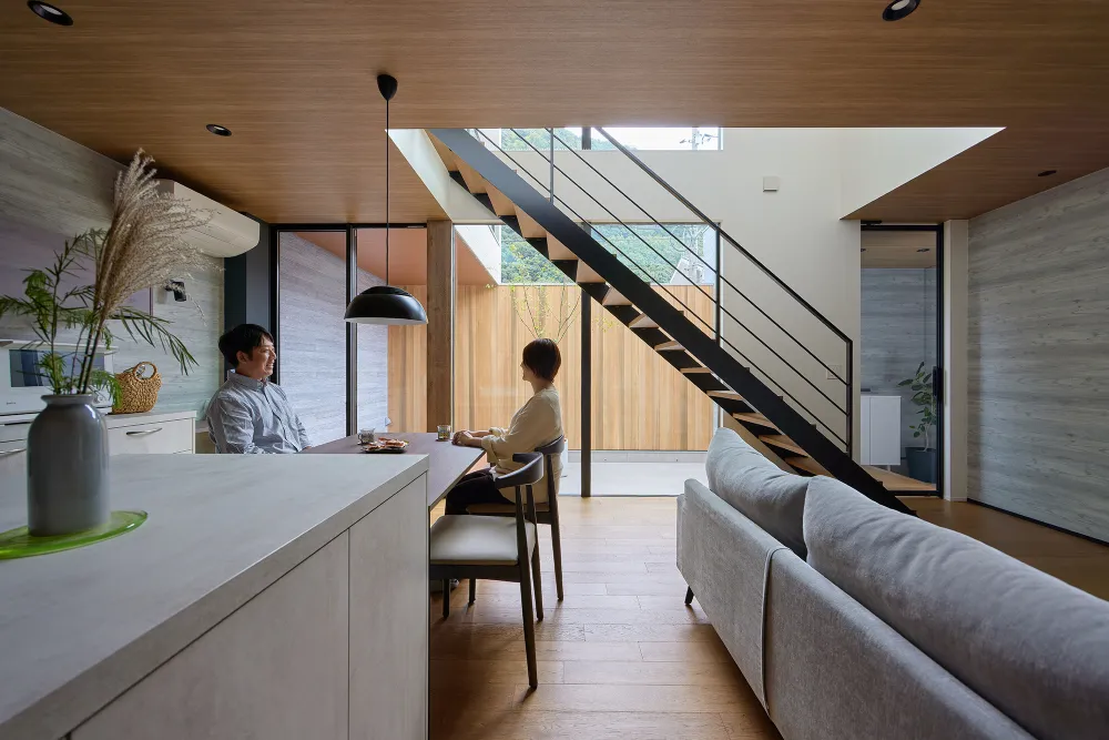 抜け感とプライバシーを両立させた、豊かな自然を堪能する家