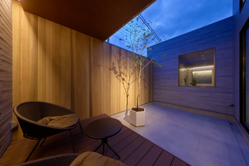 抜け感とプライバシーを両立させた、豊かな自然を堪能する家