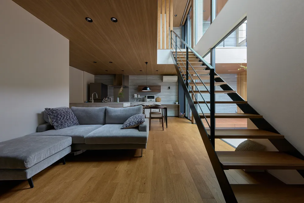 抜け感とプライバシーを両立させた、豊かな自然を堪能する家