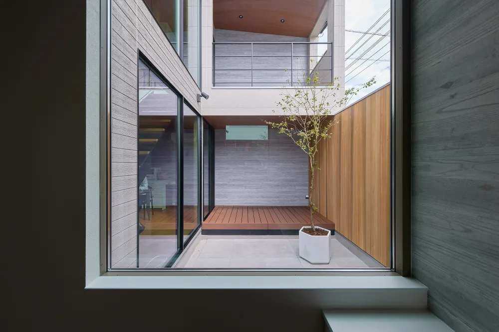 抜け感とプライバシーを両立させた、豊かな自然を堪能する家