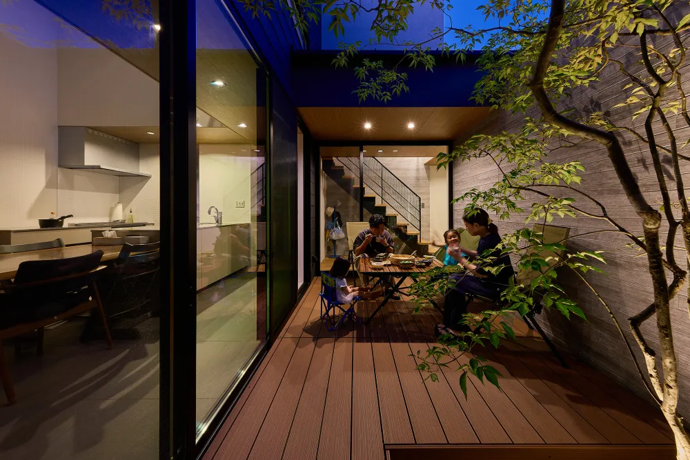 これぞおうちリゾート！青空が広がるコの字型の家