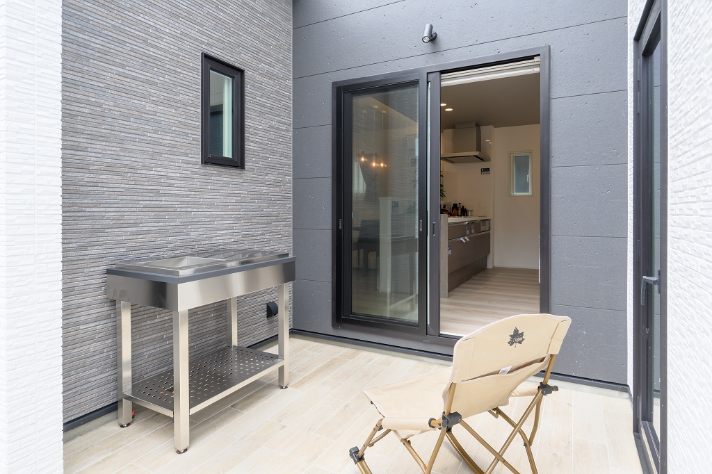 中庭風タイルデッキ