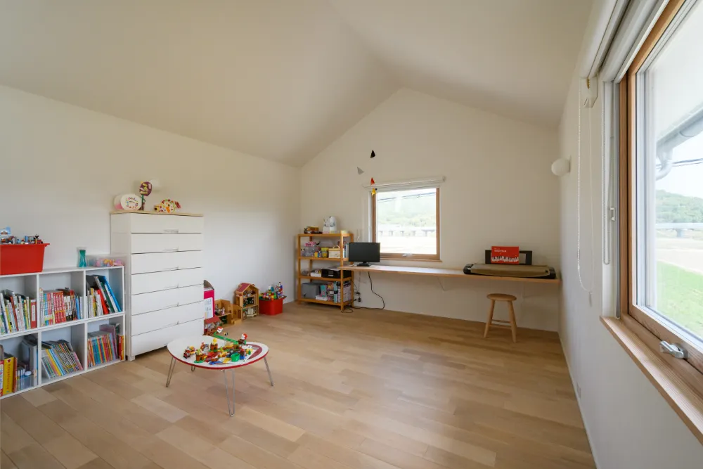 二方面から庭を臨む、自然と繋がる暮らし