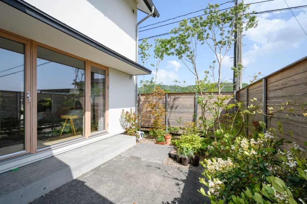 二方面から庭を臨む、自然と繋がる暮らし