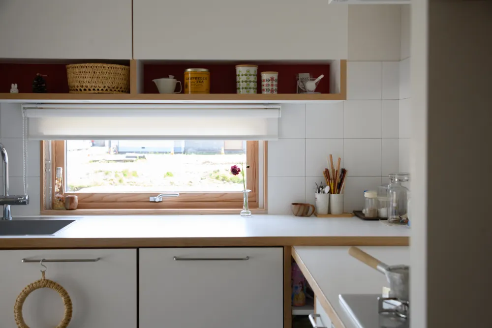 二方面から庭を臨む、自然と繋がる暮らし