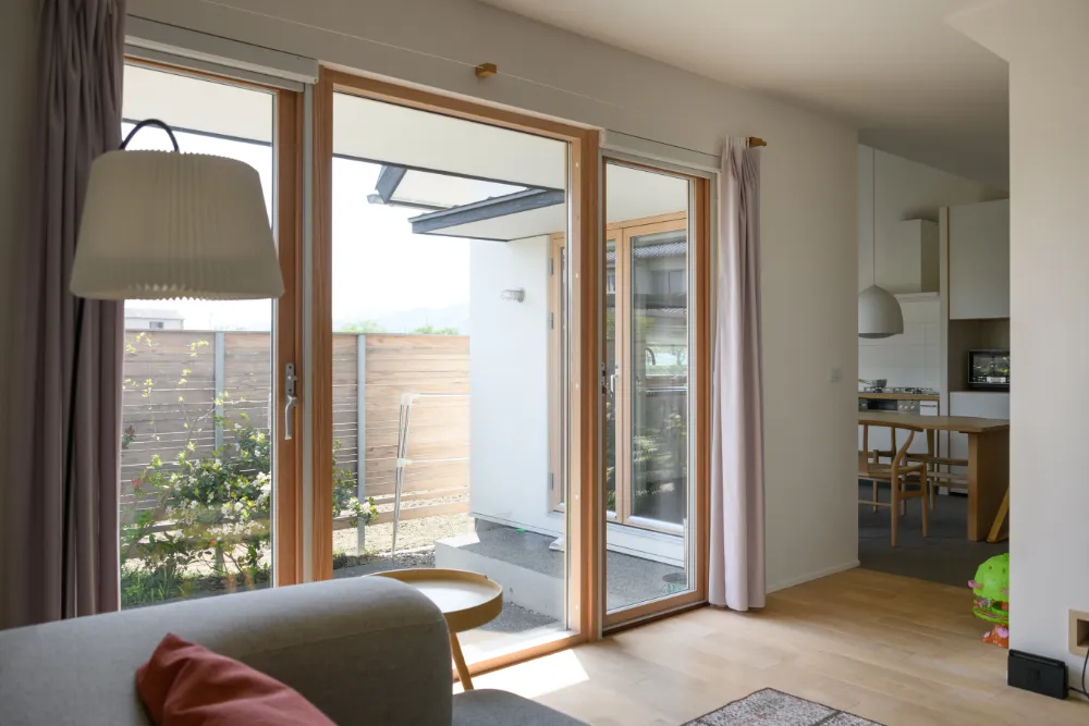 二方面から庭を臨む、自然と繋がる暮らし