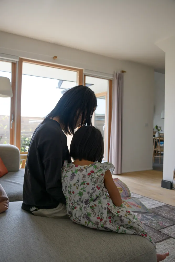 二方面から庭を臨む、自然と繋がる暮らし