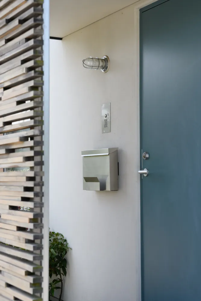 二方面から庭を臨む、自然と繋がる暮らし