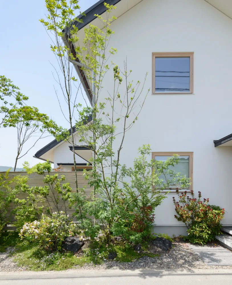 二方面から庭を臨む、自然と繋がる暮らし