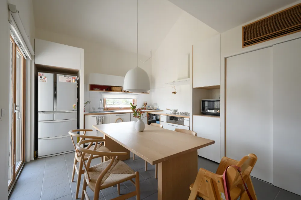 二方面から庭を臨む、自然と繋がる暮らし