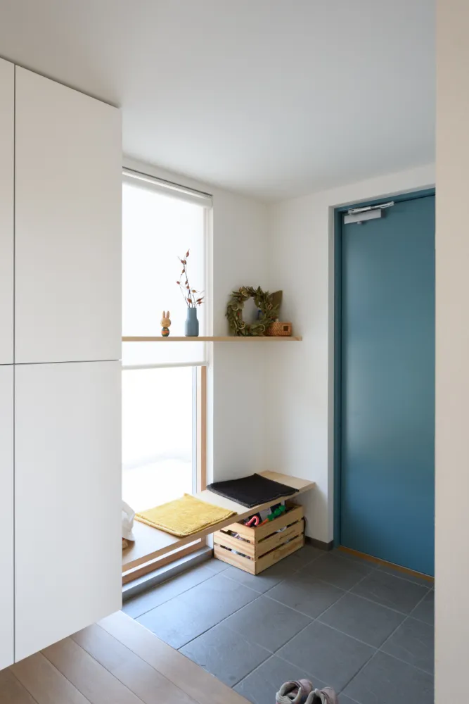 二方面から庭を臨む、自然と繋がる暮らし