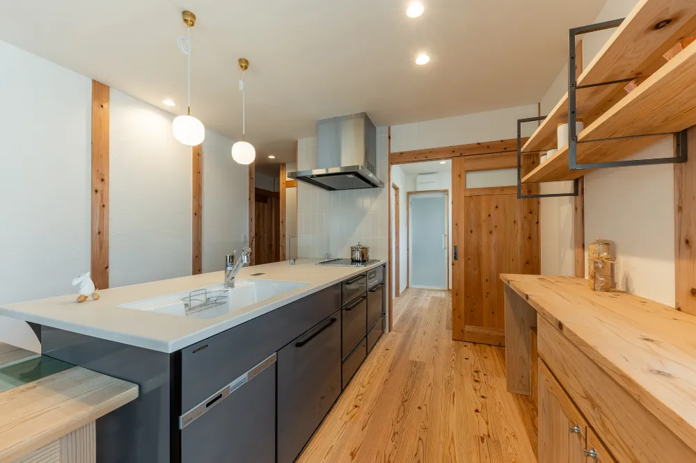 造作カップボードと棚のあるキッチン