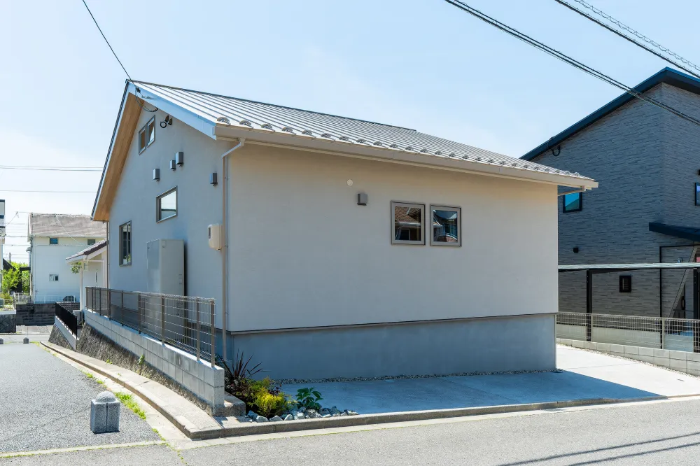 外観には高級感のある塗り壁を採用