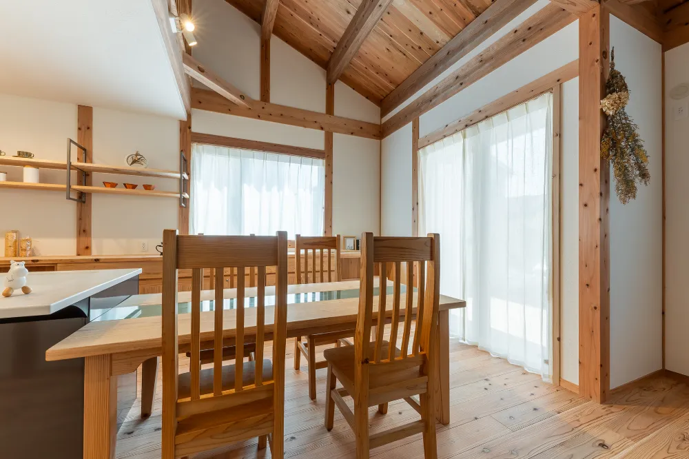 キッチンと横並びのダイニング