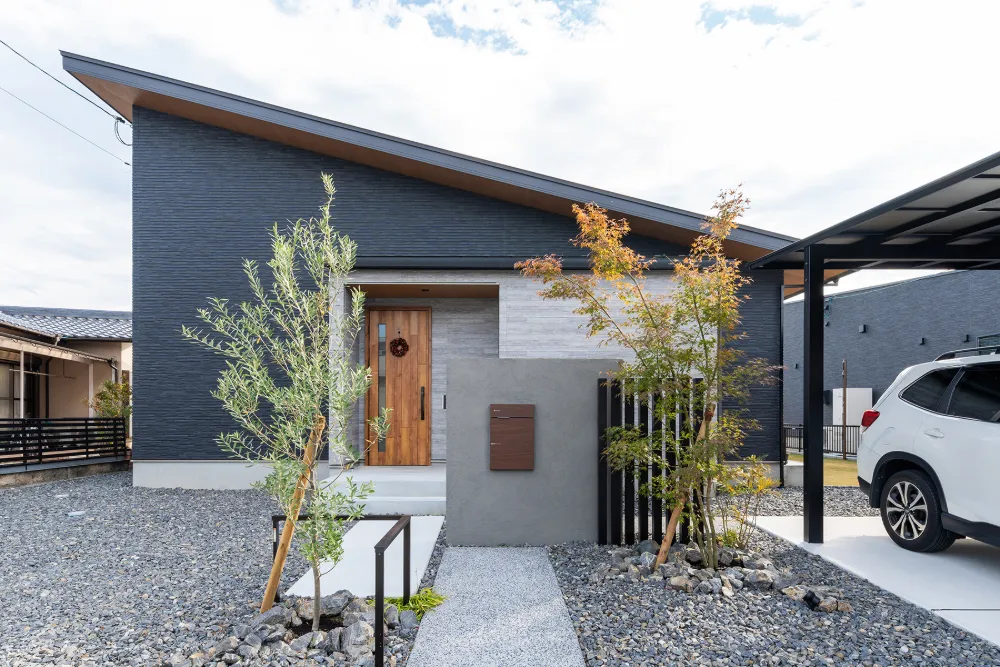 片流れ屋根のシャープな平屋外観